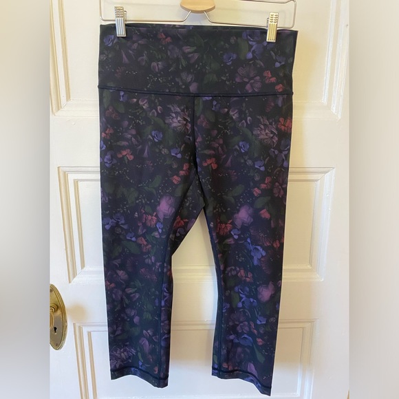 🌻lululemon Floral Capri Leggings - Picture 2 of 6
